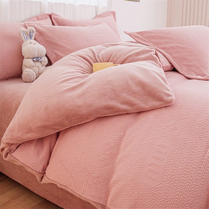 91家纺网 家纺一手货源 找家纺 锦罗绣 2024新款全消光230克牛奶绒烂花绒提花四件套 mu-粉