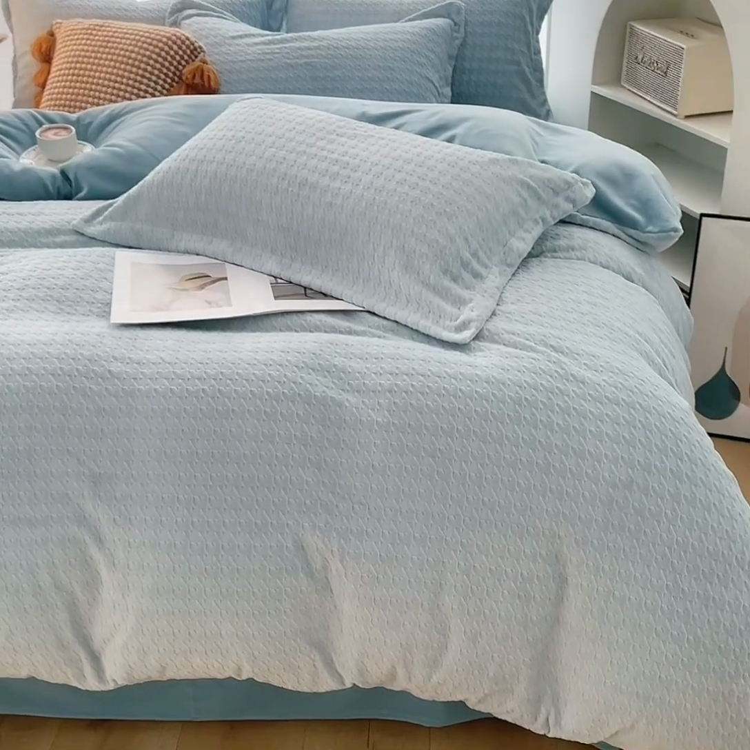 91家纺网 家纺一手货源 找家纺 锦罗绣 2024新款全消光230克牛奶绒烂花绒提花四件套 mu-蓝