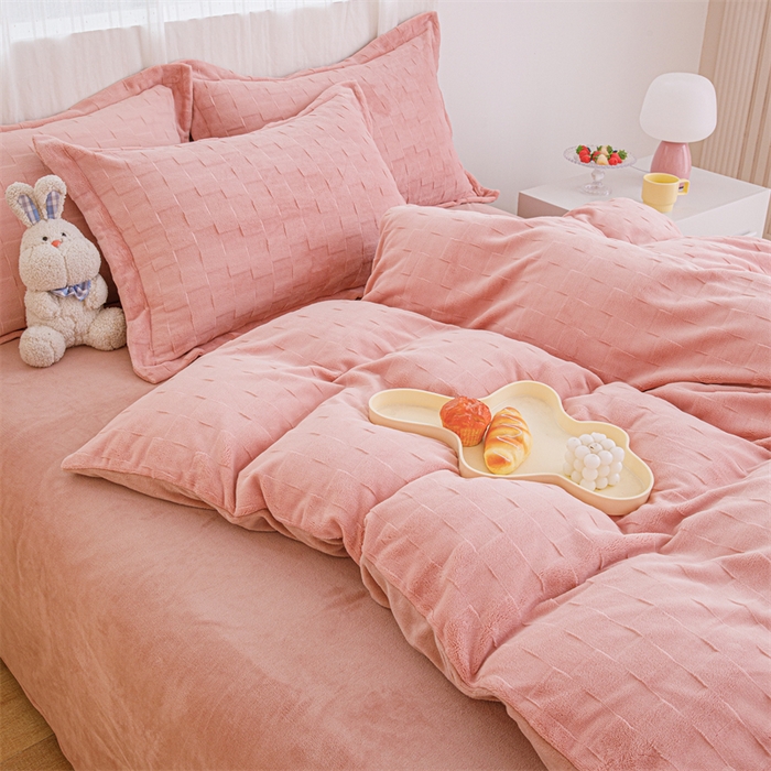 91家纺网 家纺一手货源 找家纺 锦罗绣 2024新款全消光230克牛奶绒烂花绒提花四件套 方块-粉