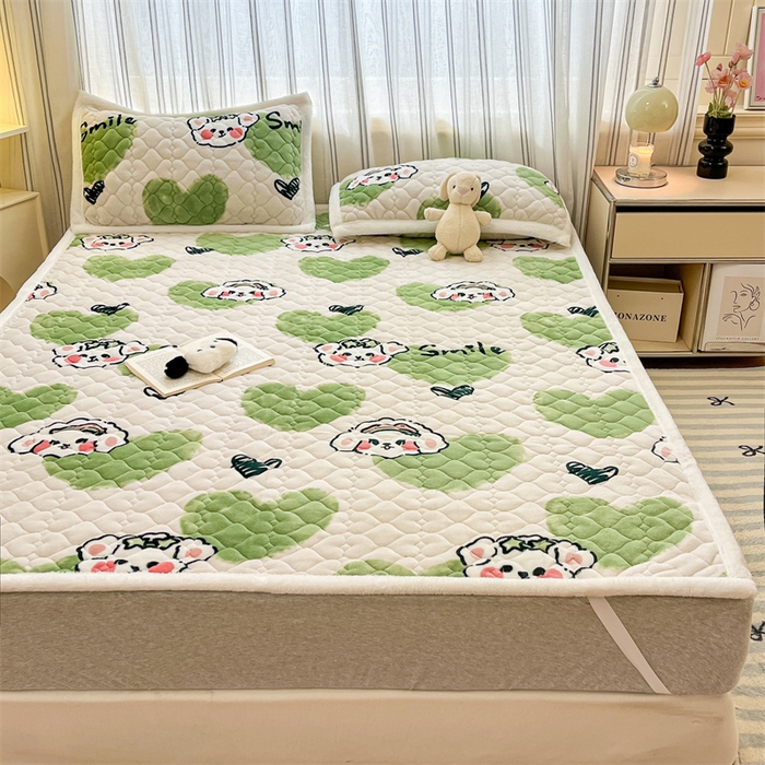 91家纺网 家纺一手货源 找家纺 启程家纺 2024新款A类印花牛奶绒床垫加厚绒保暖床护垫 绿心熊