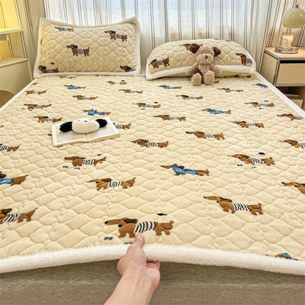 91家纺网 家纺一手货源 找家纺 启程家纺 2024新款A类印花牛奶绒床垫加厚绒保暖床护垫 腊肠狗