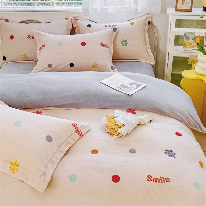 91家纺网 家纺一手货源 找家纺 锦罗绣 2024新款A类高克重牛奶绒印花四件套 波点