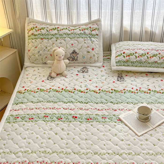 91家纺网 家纺一手货源 找家纺 启程家纺 2024新款A类印花牛奶绒床垫加厚绒保暖床护垫 草莓兔