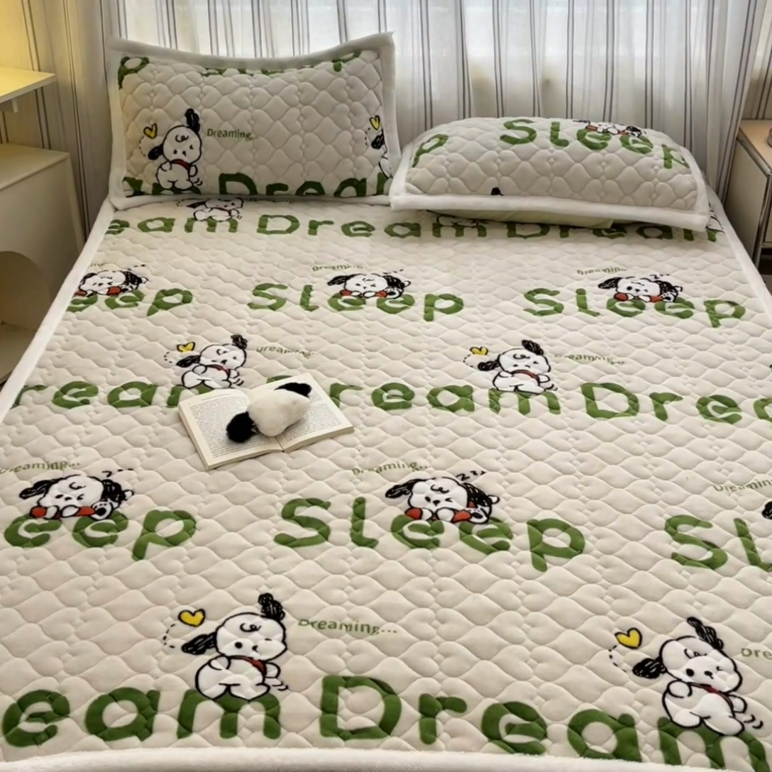 91家纺网 家纺一手货源 找家纺 启程家纺 2024新款A类印花牛奶绒床垫加厚绒保暖床护垫 字母狗