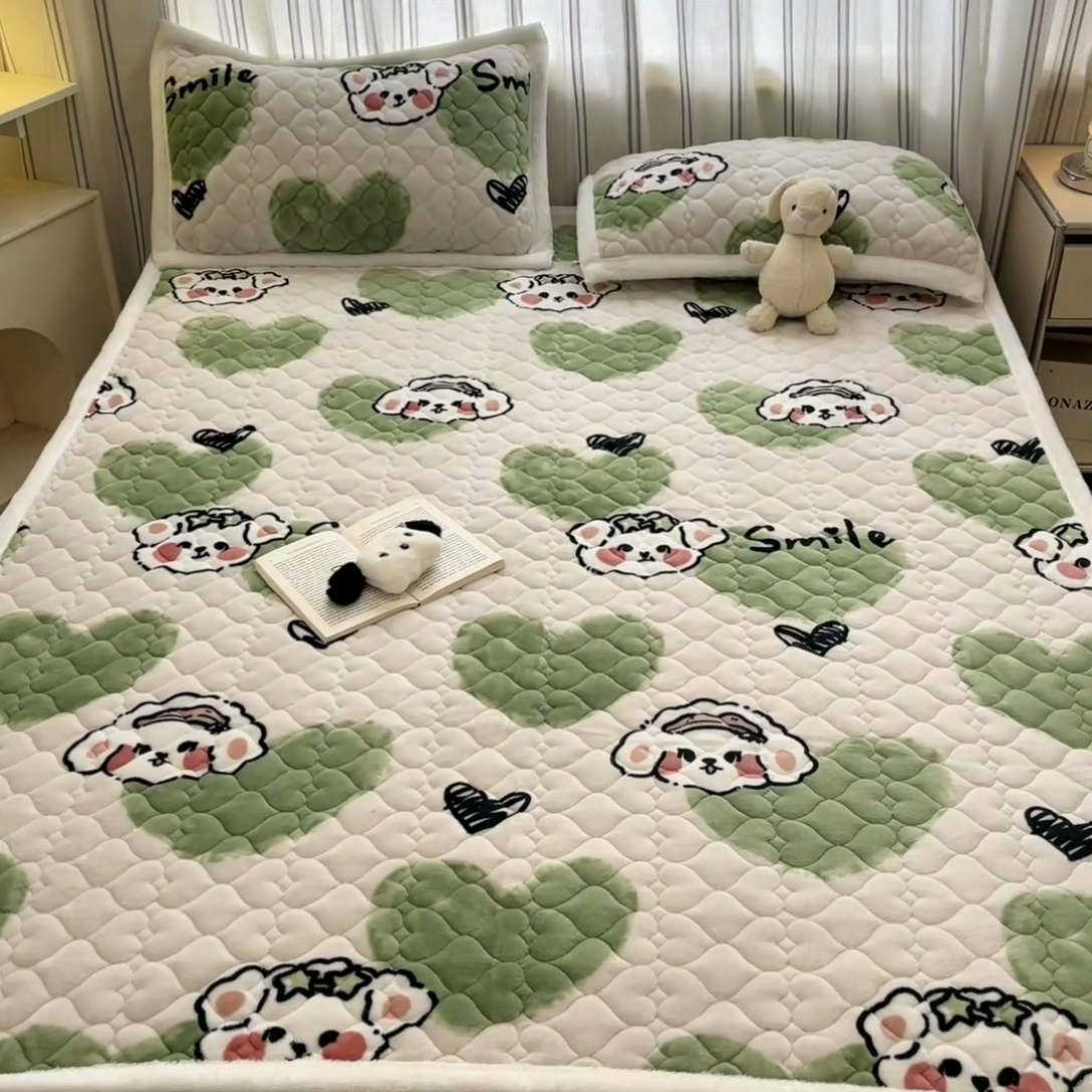 91家纺网 家纺一手货源 找家纺 启程家纺 2024新款A类印花牛奶绒床垫加厚绒保暖床护垫 绿心熊