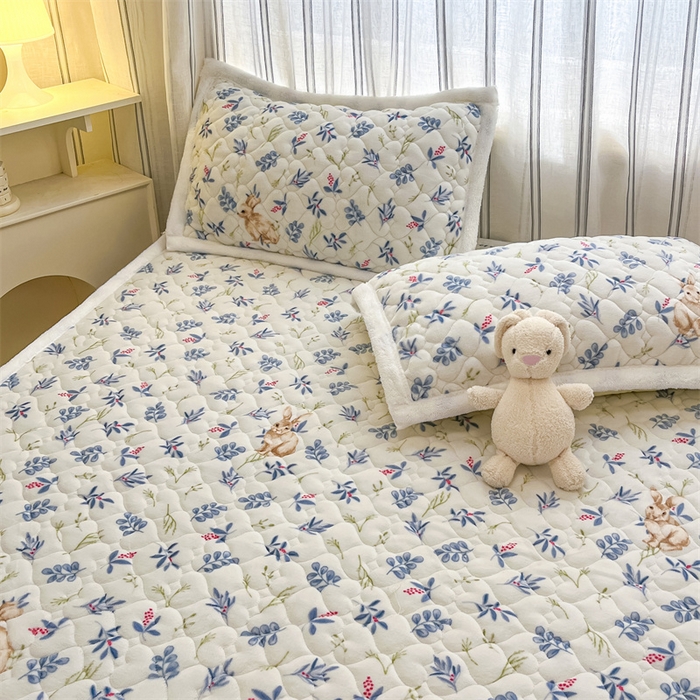 91家纺网 家纺一手货源 找家纺 启程家纺 2024新款A类印花牛奶绒床垫加厚绒保暖床护垫 兰花兔