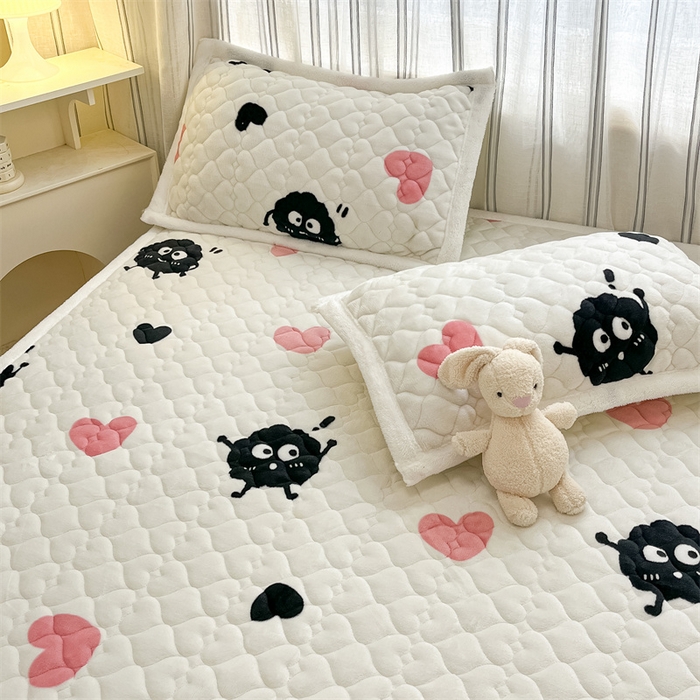 91家纺网 家纺一手货源 找家纺 启程家纺 2024新款A类印花牛奶绒床垫加厚绒保暖床护垫 爱心煤球