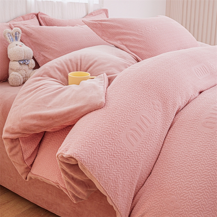 91家纺网 家纺一手货源 找家纺 锦罗绣 2024新款全消光230克牛奶绒烂花绒提花四件套 mu-粉