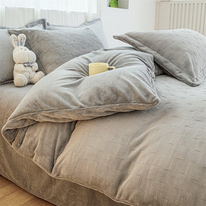 91家纺网 家纺一手货源 找家纺 锦罗绣 2024新款全消光230克牛奶绒烂花绒提花四件套 方块-灰