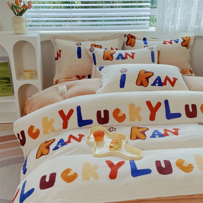 91家纺网 家纺一手货源 找家纺 锦罗绣 2024新款A类高克重牛奶绒印花四件套 可爱字母