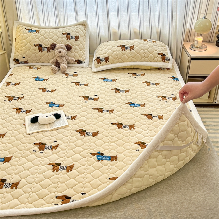 91家纺网 家纺一手货源 找家纺 启程家纺 2024新款A类印花牛奶绒床垫加厚绒保暖床护垫 腊肠狗