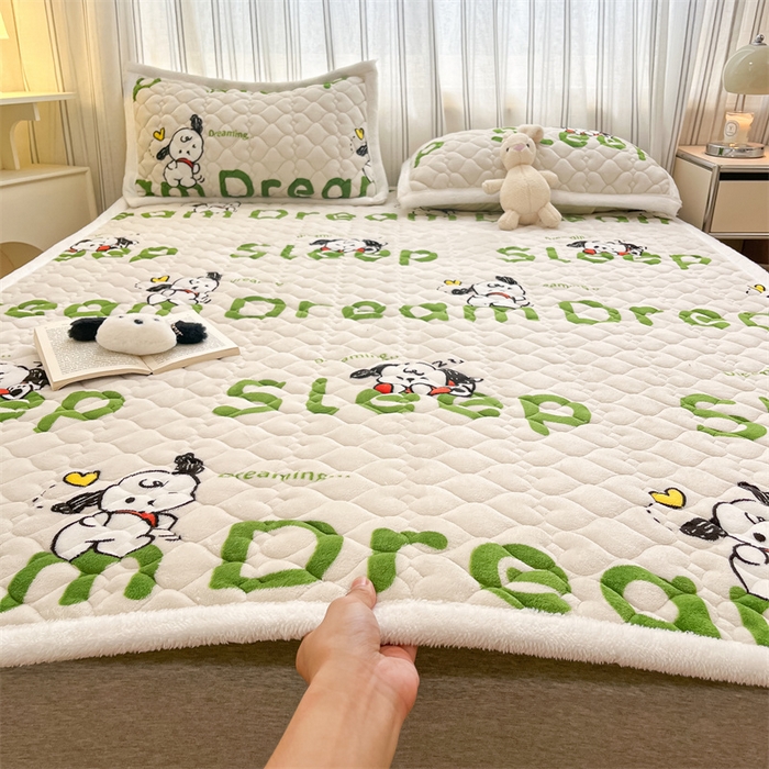 91家纺网 家纺一手货源 找家纺 启程家纺 2024新款A类印花牛奶绒床垫加厚绒保暖床护垫 字母狗