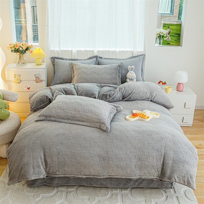 91家纺网 家纺一手货源 找家纺 锦罗绣 2024新款全消光230克牛奶绒烂花绒提花四件套 方块-灰