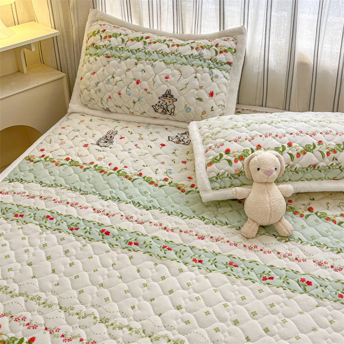 91家纺网 家纺一手货源 找家纺 启程家纺 2024新款A类印花牛奶绒床垫加厚绒保暖床护垫 草莓兔