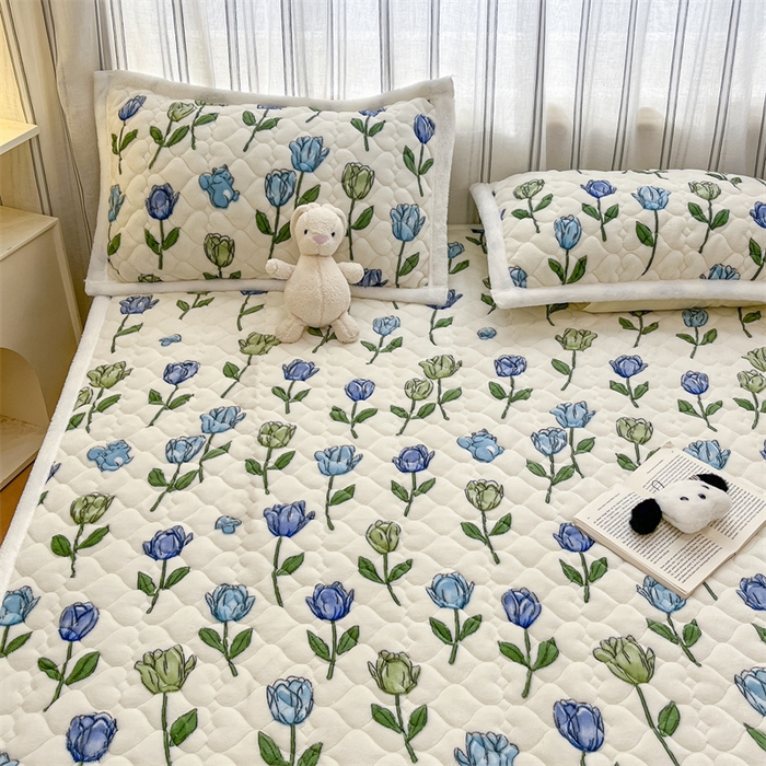 91家纺网 家纺一手货源 找家纺 启程家纺 2024新款A类印花牛奶绒床垫加厚绒保暖床护垫 蓝郁