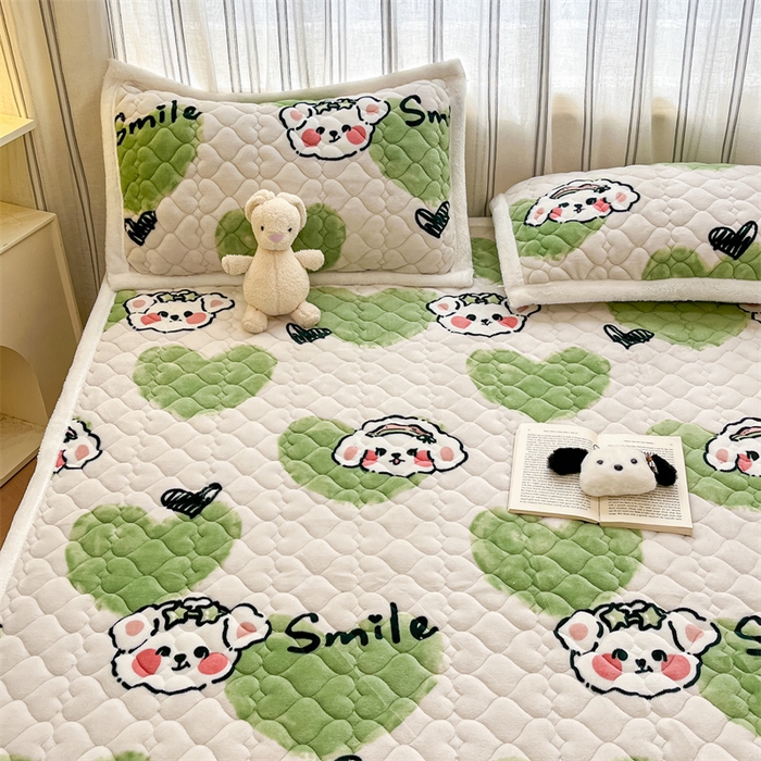 91家纺网 家纺一手货源 找家纺 启程家纺 2024新款A类印花牛奶绒床垫加厚绒保暖床护垫 绿心熊