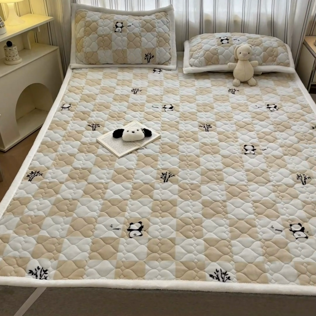 91家纺网 家纺一手货源 找家纺 启程家纺 2024新款A类印花牛奶绒床垫加厚绒保暖床护垫 格子熊猫