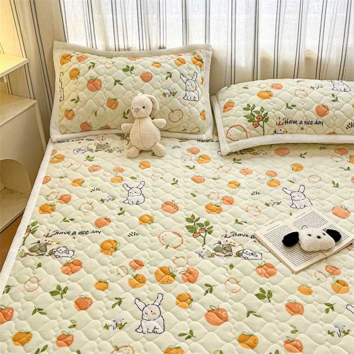 91家纺网 家纺一手货源 找家纺 启程家纺 2024新款A类印花牛奶绒床垫加厚绒保暖床护垫 桔子兔