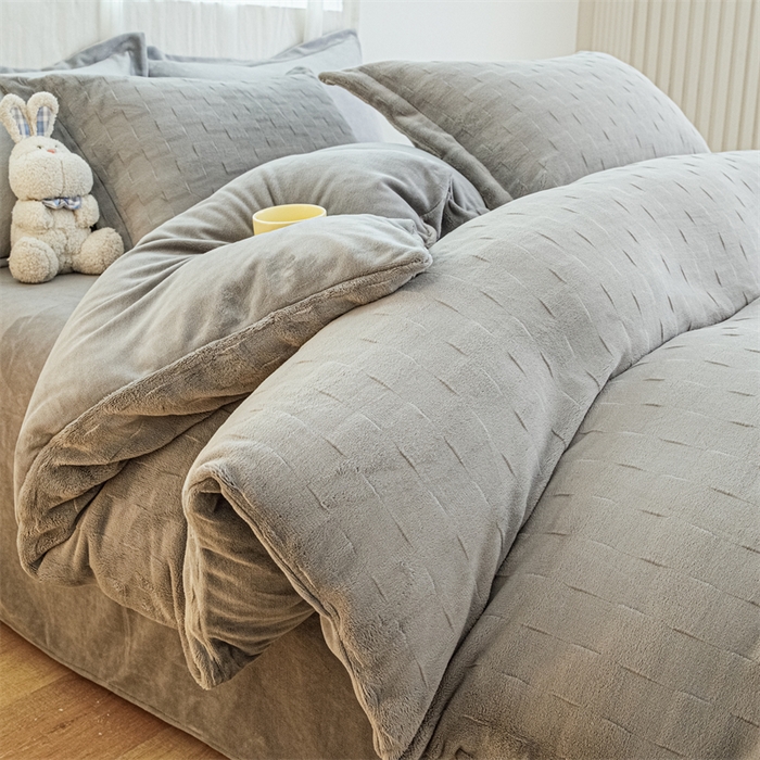 91家纺网 家纺一手货源 找家纺 锦罗绣 2024新款全消光230克牛奶绒烂花绒提花单被套 方块-灰