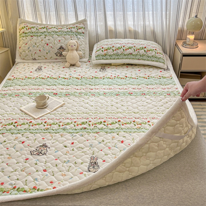 91家纺网 家纺一手货源 找家纺 启程家纺 2024新款A类印花牛奶绒床垫加厚绒保暖床护垫 草莓兔