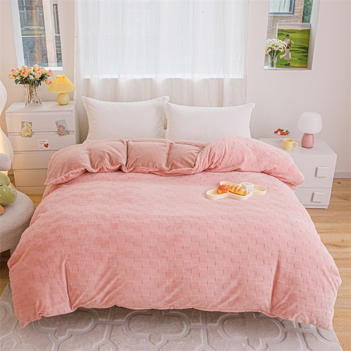 91家纺网 家纺一手货源 找家纺 锦罗绣 2024新款全消光230克牛奶绒烂花绒提花四件套 方块-粉