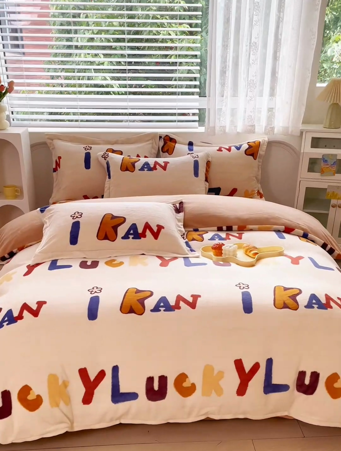 91家纺网 家纺一手货源 找家纺 锦罗绣 2024新款A类高克重牛奶绒印花四件套 可爱字母