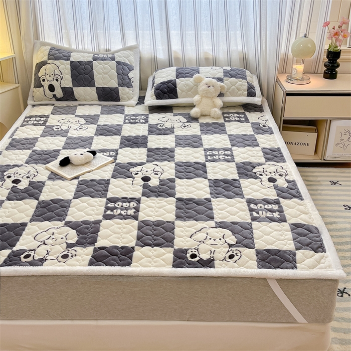 91家纺网 家纺一手货源 找家纺 启程家纺 2024新款A类印花牛奶绒床垫加厚绒保暖床护垫 灰格狗