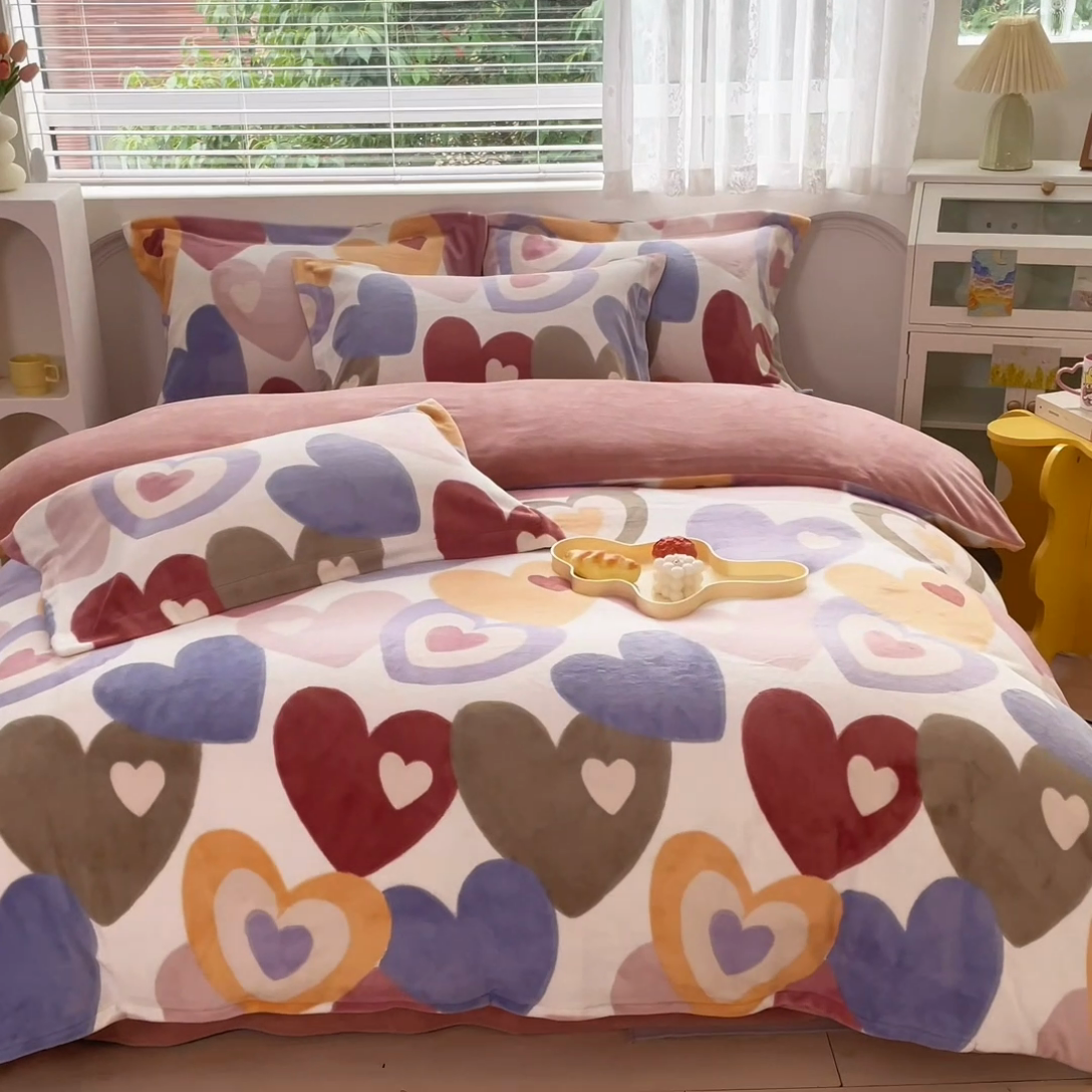 91家纺网 家纺一手货源 找家纺 锦罗绣 2024新款A类高克重牛奶绒印花单被套 爱心