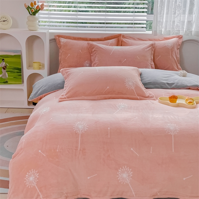 91家纺网 家纺一手货源 找家纺 锦罗绣 2024新款A类高克重牛奶绒印花四件套 蒲公英