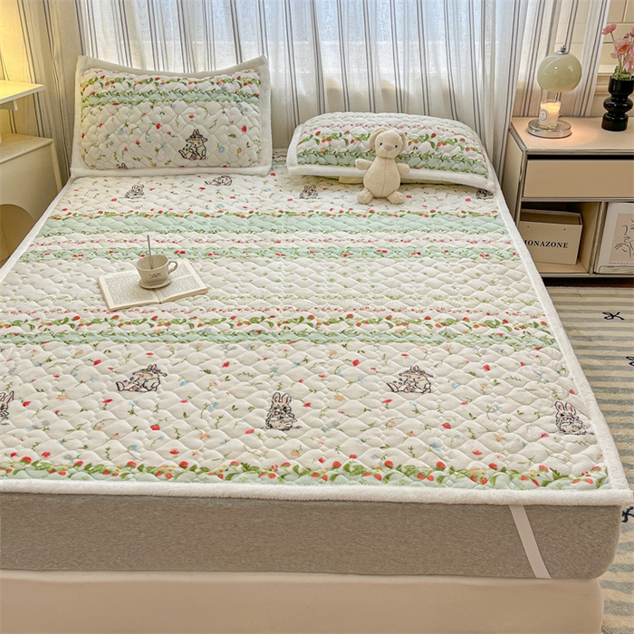 91家纺网 家纺一手货源 找家纺 启程家纺 2024新款A类印花牛奶绒床垫加厚绒保暖床护垫 草莓兔