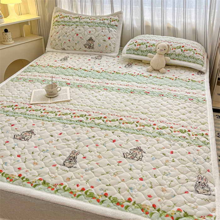 91家纺网 家纺一手货源 找家纺 启程家纺 2024新款A类印花牛奶绒床垫加厚绒保暖床护垫 草莓兔