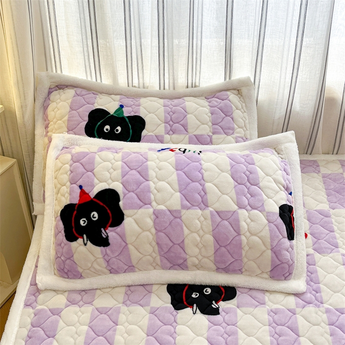 91家纺网 家纺一手货源 找家纺 启程家纺 2024新款A类印花牛奶绒床垫加厚绒保暖床护垫 紫格象