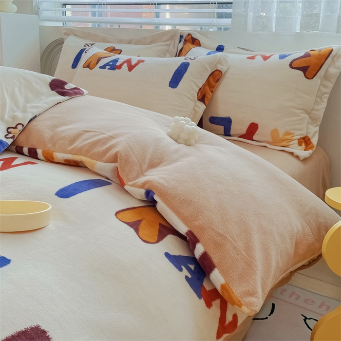 91家纺网 家纺一手货源 找家纺 锦罗绣 2024新款A类高克重牛奶绒印花四件套 可爱字母