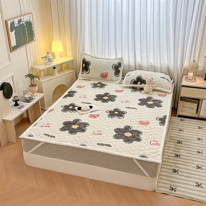 91家纺网 家纺一手货源 找家纺 启程家纺 2024新款A类印花牛奶绒床垫加厚绒保暖床护垫 黑大花