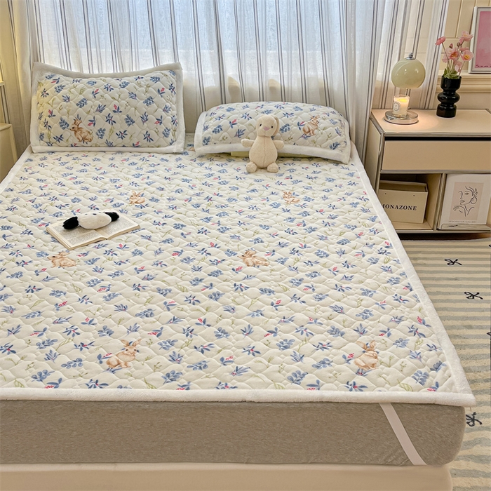 91家纺网 家纺一手货源 找家纺 启程家纺 2024新款A类印花牛奶绒床垫加厚绒保暖床护垫 兰花兔