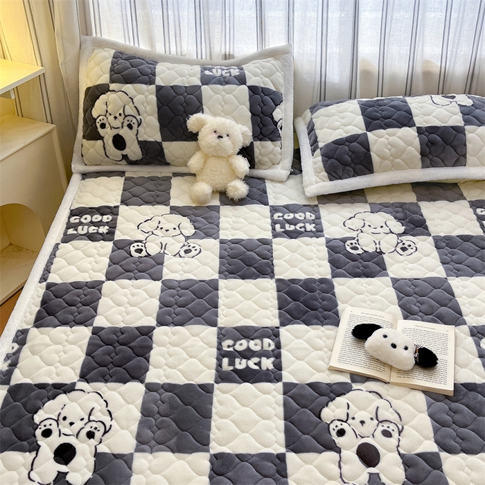 91家纺网 家纺一手货源 找家纺 启程家纺 2024新款A类印花牛奶绒床垫加厚绒保暖床护垫 灰格狗