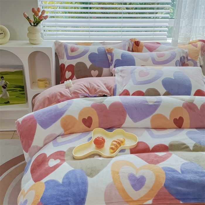 91家纺网 家纺一手货源 找家纺 锦罗绣 2024新款A类高克重牛奶绒印花单被套 爱心