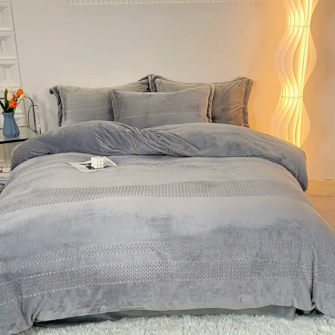 91家纺网 家纺一手货源 找家纺 锦罗绣 2024新款全消光230克牛奶绒烂花绒提花四件套 方块-灰