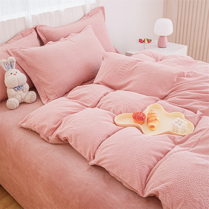 91家纺网 家纺一手货源 找家纺 锦罗绣 2024新款全消光230克牛奶绒烂花绒提花四件套 mu-粉