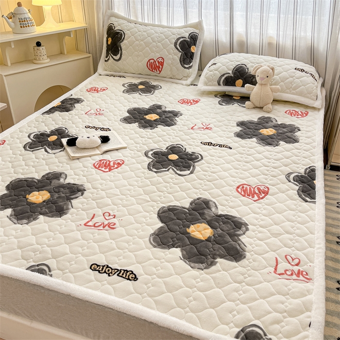 91家纺网 家纺一手货源 找家纺 启程家纺 2024新款A类印花牛奶绒床垫加厚绒保暖床护垫 黑大花