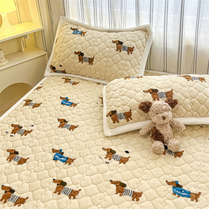 91家纺网 家纺一手货源 找家纺 启程家纺 2024新款A类印花牛奶绒床垫加厚绒保暖床护垫 腊肠狗