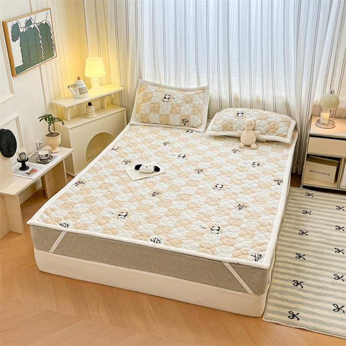 91家纺网 家纺一手货源 找家纺 启程家纺 2024新款A类印花牛奶绒床垫加厚绒保暖床护垫 格子熊猫