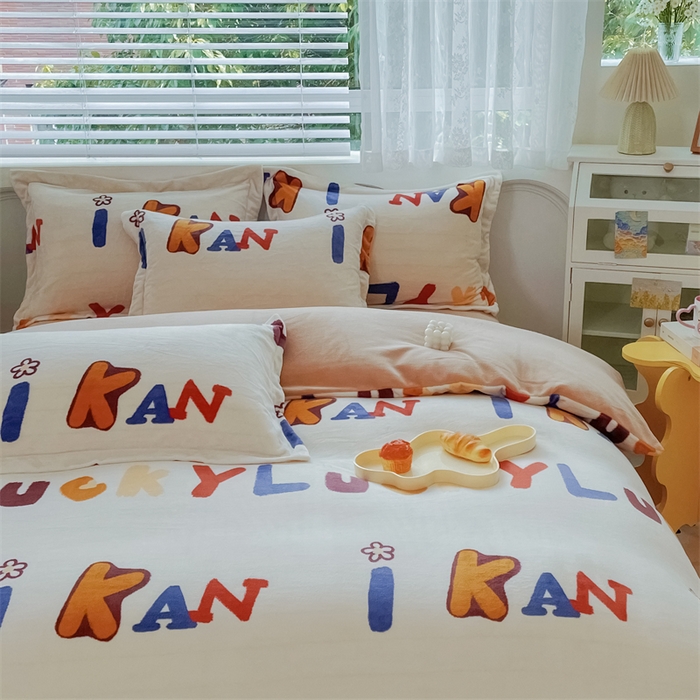 91家纺网 家纺一手货源 找家纺 锦罗绣 2024新款A类高克重牛奶绒印花四件套 可爱字母