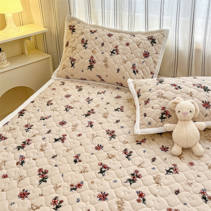 91家纺网 家纺一手货源 找家纺 启程家纺 2024新款A类印花牛奶绒床垫加厚绒保暖床护垫 栀子花开