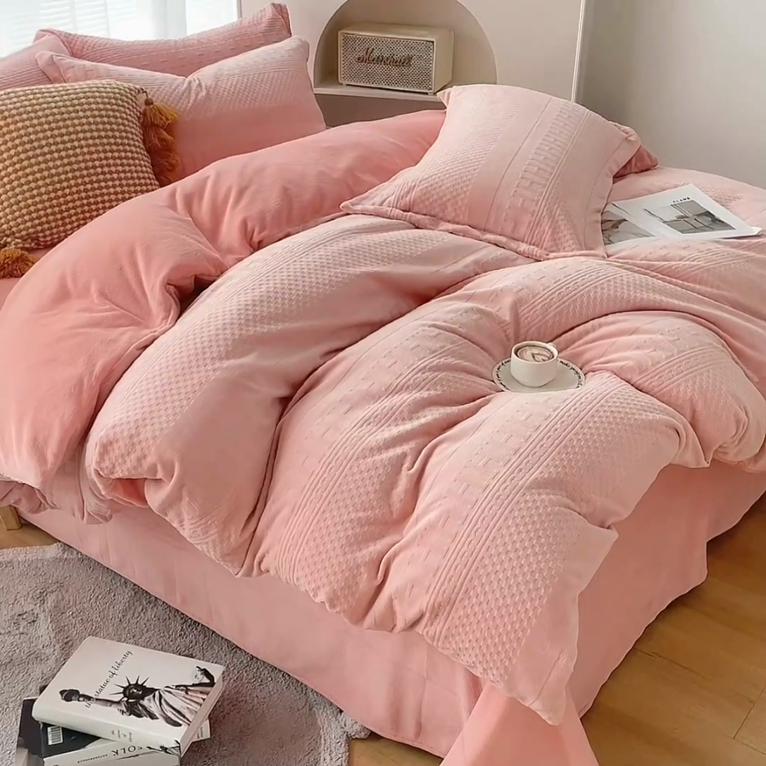 91家纺网 家纺一手货源 找家纺 锦罗绣 2024新款全消光230克牛奶绒烂花绒提花四件套 H-玉