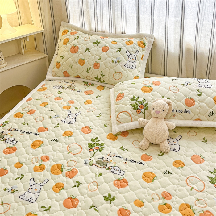 91家纺网 家纺一手货源 找家纺 启程家纺 2024新款A类印花牛奶绒床垫加厚绒保暖床护垫 桔子兔