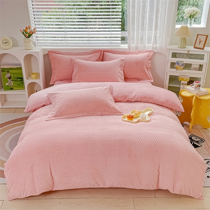 91家纺网 家纺一手货源 找家纺 锦罗绣 2024新款全消光230克牛奶绒烂花绒提花四件套 格韵