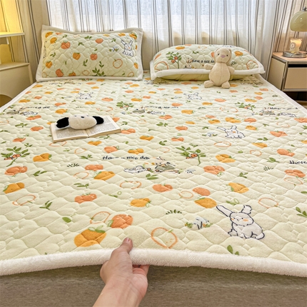 91家纺网 家纺一手货源 找家纺 启程家纺 2024新款A类印花牛奶绒床垫加厚绒保暖床护垫 桔子兔