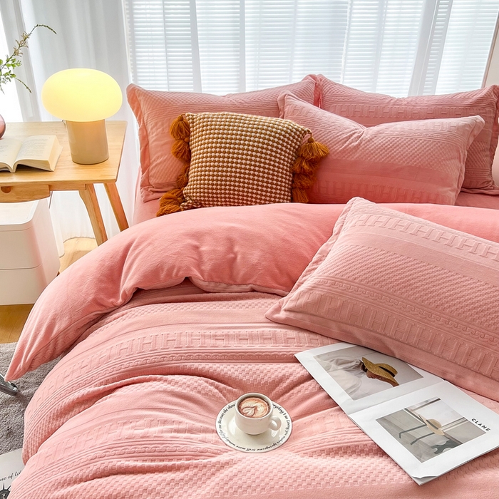 91家纺网 家纺一手货源 找家纺 锦罗绣 2024新款全消光230克牛奶绒烂花绒提花四件套 H-玉