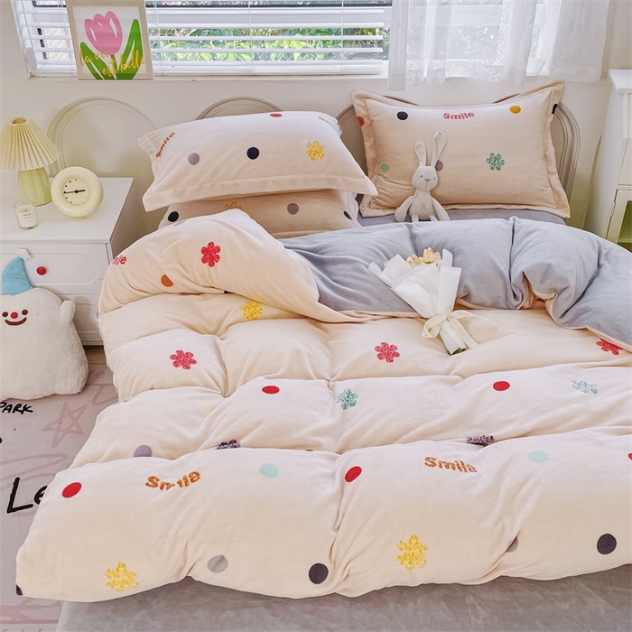 91家纺网 家纺一手货源 找家纺 锦罗绣 2024新款A类高克重牛奶绒印花四件套 波点